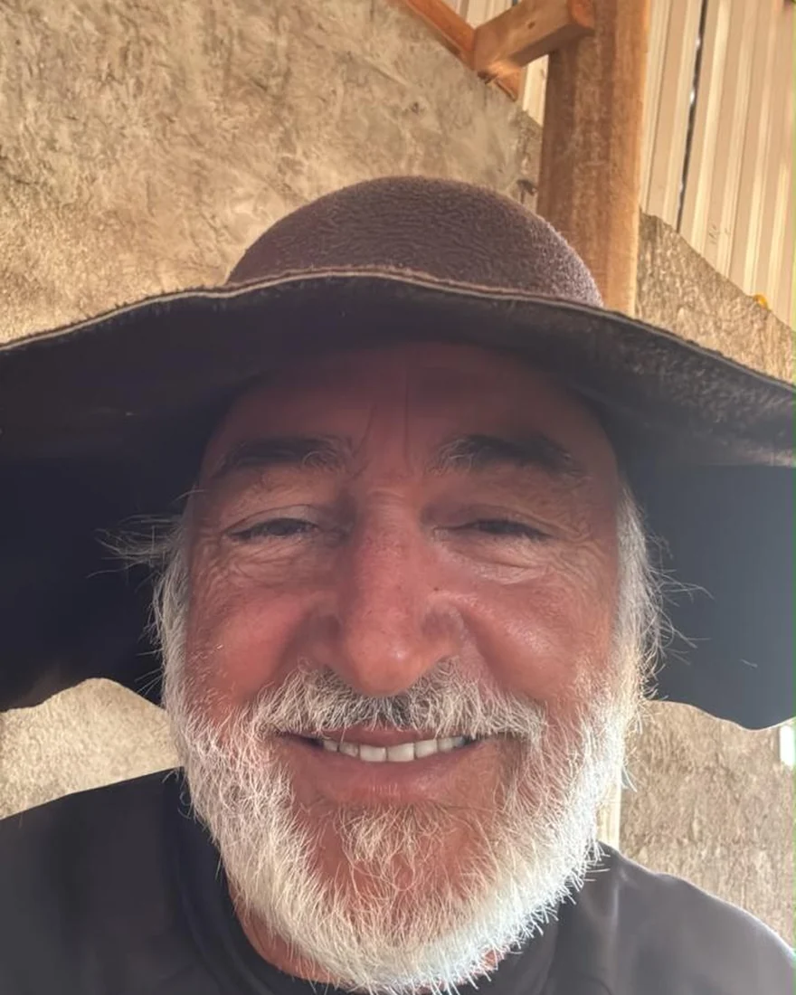 O produtor da Altos Di Vasto, de chapéu, no galpão da fazenda