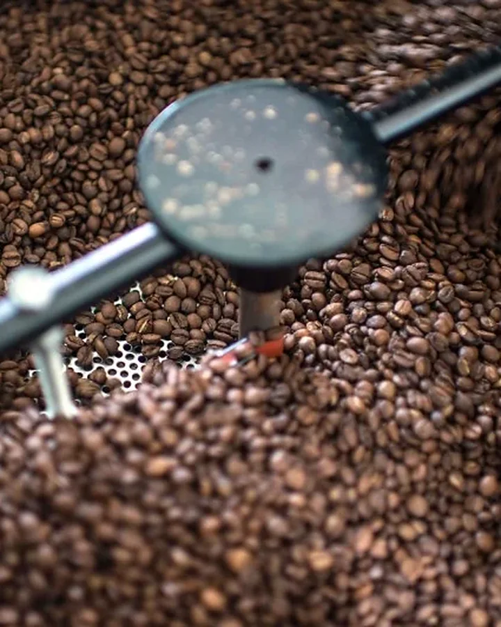 Grãos de café girando no torrador